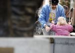 Amsterdam 3 januari 2021
Sander lantinga en zijn vrouw Tessel v d Lugt voor het eerst wandelen met hun dochtertje Lexi . Ook hun andere dochter Cato is erbij.