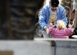 Amsterdam 3 januari 2021
Sander lantinga en zijn vrouw Tessel v d Lugt voor het eerst wandelen met hun dochtertje Lexi . Ook hun andere dochter Cato is erbij.