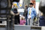 Amsterdam 3 januari 2021
Sander lantinga en zijn vrouw Tessel v d Lugt voor het eerst wandelen met hun dochtertje Lexi . Ook hun andere dochter Cato is erbij.