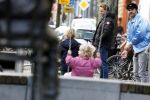 Amsterdam 3 januari 2021
Sander lantinga en zijn vrouw Tessel v d Lugt voor het eerst wandelen met hun dochtertje Lexi . Ook hun andere dochter Cato is erbij.