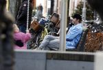 Amsterdam 3 januari 2021
Sander lantinga en zijn vrouw Tessel v d Lugt voor het eerst wandelen met hun dochtertje Lexi . Ook hun andere dochter Cato is erbij.