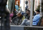 Amsterdam 3 januari 2021
Sander lantinga en zijn vrouw Tessel v d Lugt voor het eerst wandelen met hun dochtertje Lexi . Ook hun andere dochter Cato is erbij.