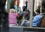 Amsterdam 3 januari 2021
Sander lantinga en zijn vrouw Tessel v d Lugt voor het eerst wandelen met hun dochtertje Lexi . Ook hun andere dochter Cato is erbij.