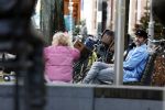 Amsterdam 3 januari 2021
Sander lantinga en zijn vrouw Tessel v d Lugt voor het eerst wandelen met hun dochtertje Lexi . Ook hun andere dochter Cato is erbij.