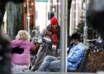 Amsterdam 3 januari 2021
Sander lantinga en zijn vrouw Tessel v d Lugt voor het eerst wandelen met hun dochtertje Lexi . Ook hun andere dochter Cato is erbij.