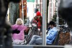 Amsterdam 3 januari 2021
Sander lantinga en zijn vrouw Tessel v d Lugt voor het eerst wandelen met hun dochtertje Lexi . Ook hun andere dochter Cato is erbij.