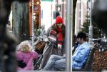 Amsterdam 3 januari 2021
Sander lantinga en zijn vrouw Tessel v d Lugt voor het eerst wandelen met hun dochtertje Lexi . Ook hun andere dochter Cato is erbij.