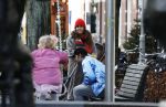 Amsterdam 3 januari 2021
Sander lantinga en zijn vrouw Tessel v d Lugt voor het eerst wandelen met hun dochtertje Lexi . Ook hun andere dochter Cato is erbij.