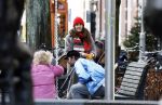 Amsterdam 3 januari 2021
Sander lantinga en zijn vrouw Tessel v d Lugt voor het eerst wandelen met hun dochtertje Lexi . Ook hun andere dochter Cato is erbij.
