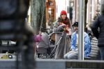 Amsterdam 3 januari 2021
Sander lantinga en zijn vrouw Tessel v d Lugt voor het eerst wandelen met hun dochtertje Lexi . Ook hun andere dochter Cato is erbij.