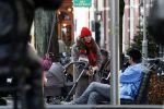 Amsterdam 3 januari 2021
Sander lantinga en zijn vrouw Tessel v d Lugt voor het eerst wandelen met hun dochtertje Lexi . Ook hun andere dochter Cato is erbij.