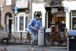 Amsterdam 3 januari 2021
Sander lantinga en zijn vrouw Tessel v d Lugt voor het eerst wandelen met hun dochtertje Lexi . Ook hun andere dochter Cato is erbij.