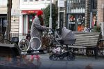 Amsterdam 3 januari 2021
Sander lantinga en zijn vrouw Tessel v d Lugt voor het eerst wandelen met hun dochtertje Lexi . Ook hun andere dochter Cato is erbij.