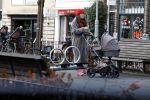 Amsterdam 3 januari 2021
Sander lantinga en zijn vrouw Tessel v d Lugt voor het eerst wandelen met hun dochtertje Lexi . Ook hun andere dochter Cato is erbij.