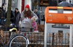 Amsterdam 3 januari 2021
Sander lantinga en zijn vrouw Tessel v d Lugt voor het eerst wandelen met hun dochtertje Lexi . Ook hun andere dochter Cato is erbij.