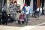 Amsterdam 3 januari 2021
Sander lantinga en zijn vrouw Tessel v d Lugt voor het eerst wandelen met hun dochtertje Lexi . Ook hun andere dochter Cato is erbij.