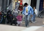 Amsterdam 3 januari 2021
Sander lantinga en zijn vrouw Tessel v d Lugt voor het eerst wandelen met hun dochtertje Lexi . Ook hun andere dochter Cato is erbij.