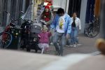 Amsterdam 3 januari 2021
Sander lantinga en zijn vrouw Tessel v d Lugt voor het eerst wandelen met hun dochtertje Lexi . Ook hun andere dochter Cato is erbij.