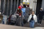 Amsterdam 3 januari 2021
Sander lantinga en zijn vrouw Tessel v d Lugt voor het eerst wandelen met hun dochtertje Lexi . Ook hun andere dochter Cato is erbij.