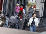 Amsterdam 3 januari 2021
Sander lantinga en zijn vrouw Tessel v d Lugt voor het eerst wandelen met hun dochtertje Lexi . Ook hun andere dochter Cato is erbij.