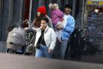 Amsterdam 3 januari 2021
Sander lantinga en zijn vrouw Tessel v d Lugt voor het eerst wandelen met hun dochtertje Lexi . Ook hun andere dochter Cato is erbij.