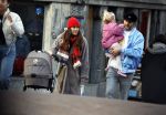 Amsterdam 3 januari 2021
Sander lantinga en zijn vrouw Tessel v d Lugt voor het eerst wandelen met hun dochtertje Lexi . Ook hun andere dochter Cato is erbij.