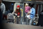 Amsterdam 3 januari 2021
Sander lantinga en zijn vrouw Tessel v d Lugt voor het eerst wandelen met hun dochtertje Lexi . Ook hun andere dochter Cato is erbij.
