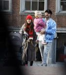 Amsterdam 3 januari 2021
Sander lantinga en zijn vrouw Tessel v d Lugt voor het eerst wandelen met hun dochtertje Lexi . Ook hun andere dochter Cato is erbij.