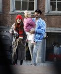Amsterdam 3 januari 2021
Sander lantinga en zijn vrouw Tessel v d Lugt voor het eerst wandelen met hun dochtertje Lexi . Ook hun andere dochter Cato is erbij.