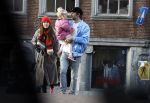 Amsterdam 3 januari 2021
Sander lantinga en zijn vrouw Tessel v d Lugt voor het eerst wandelen met hun dochtertje Lexi . Ook hun andere dochter Cato is erbij.