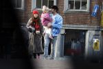 Amsterdam 3 januari 2021
Sander lantinga en zijn vrouw Tessel v d Lugt voor het eerst wandelen met hun dochtertje Lexi . Ook hun andere dochter Cato is erbij.