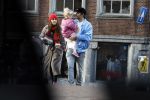 Amsterdam 3 januari 2021
Sander lantinga en zijn vrouw Tessel v d Lugt voor het eerst wandelen met hun dochtertje Lexi . Ook hun andere dochter Cato is erbij.