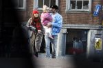 Amsterdam 3 januari 2021
Sander lantinga en zijn vrouw Tessel v d Lugt voor het eerst wandelen met hun dochtertje Lexi . Ook hun andere dochter Cato is erbij.