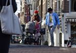 Amsterdam 3 januari 2021
Sander lantiga en zijn vrouw aan het wandelen met hun dochter en baby