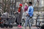 Amsterdam 3 januari 2021
Sander lantiga en zijn vrouw aan het wandelen met hun dochter en baby