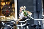 Amsterdam 8 januari 2022
Tatjana met bloemen op straat in Amsterdam zuid