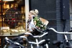 Amsterdam 8 januari 2022
Tatjana met bloemen op straat in Amsterdam zuid