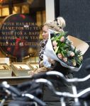 Amsterdam 8 januari 2022
Tatjana met bloemen op straat in Amsterdam zuid