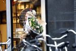 Amsterdam 8 januari 2022
Tatjana met bloemen op straat in Amsterdam zuid