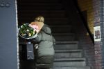 Amsterdam 8 januari 2022
Tatjana met bloemen op straat in Amsterdam zuid