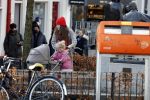 Amsterdam 3 januari 2021
Sander lantinga en zijn vrouw Tessel v d Lugt voor het eerst wandelen met hun dochtertje Lexi . Ook hun andere dochter Cato is erbij.