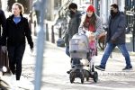 Amsterdam 3 januari 2021
Sander lantinga en zijn vrouw Tessel v d Lugt voor het eerst wandelen met hun dochtertje Lexi . Ook hun andere dochter Cato is erbij.