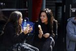 Amsterdam 11 april 2022
Amanda Balk met haar dochter Vegas ijsje eten en winkelen op de cornelis schuytstraat