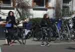 Amsterdam 11 april 2022
Amanda Balk met haar dochter Vegas ijsje eten en winkelen op de cornelis schuytstraat