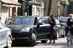 Amsterdam 11 april 2022
Amanda Balk met haar dochter Vegas ijsje eten en winkelen op de cornelis schuytstraat