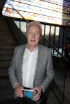 Hilversum 9 januari 2023
Arjan Lubach wordt bij beeld en Geluid gekozen tot mediapersoon van 2022. Andre v Duin reikt hem de prijs uit .