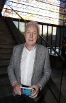 Hilversum 9 januari 2023
Arjan Lubach wordt bij beeld en Geluid gekozen tot mediapersoon van 2022. Andre v Duin reikt hem de prijs uit .