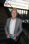 Hilversum 9 januari 2023
Arjan Lubach wordt bij beeld en Geluid gekozen tot mediapersoon van 2022. Andre v Duin reikt hem de prijs uit .