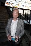 Hilversum 9 januari 2023
Arjan Lubach wordt bij beeld en Geluid gekozen tot mediapersoon van 2022. Andre v Duin reikt hem de prijs uit .