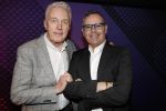 Hilversum 9 januari 2023
Arjan Lubach wordt bij beeld en Geluid gekozen tot mediapersoon van 2022. Andre v Duin reikt hem de prijs uit .